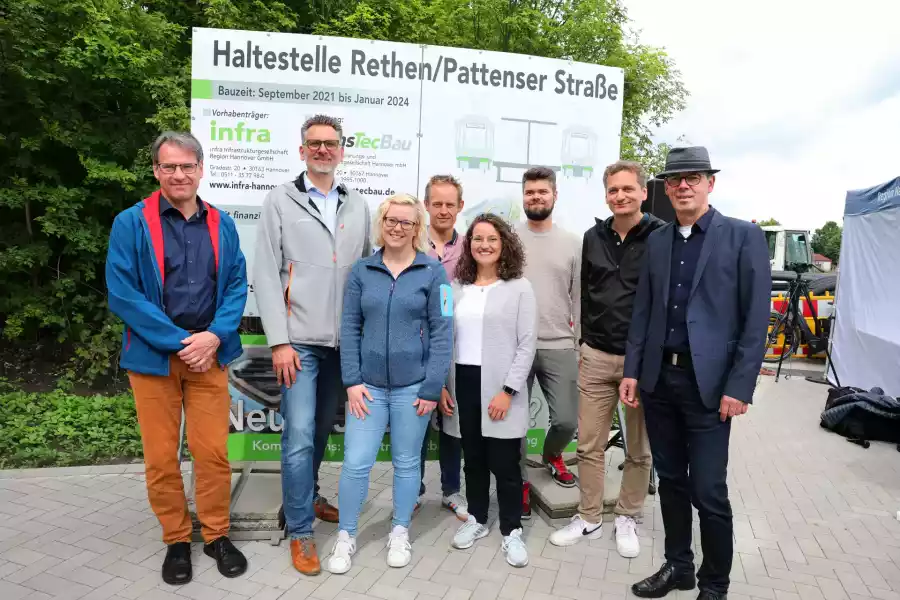Feierliche Eröffnung der barrierefreien Hochbahnsteige Rethen/Pattenser Straße und Gleidingen am 31. Mai 2024 mit Vertretern von TransTecBau, infra, ÜSTRA und der Region Hannover.