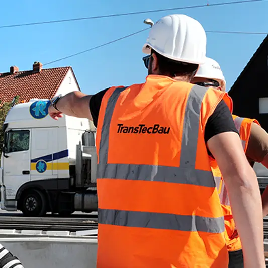 TransTecBau Bauüberwachungsteam bei der Qualitätskontrolle auf einer Baustelle