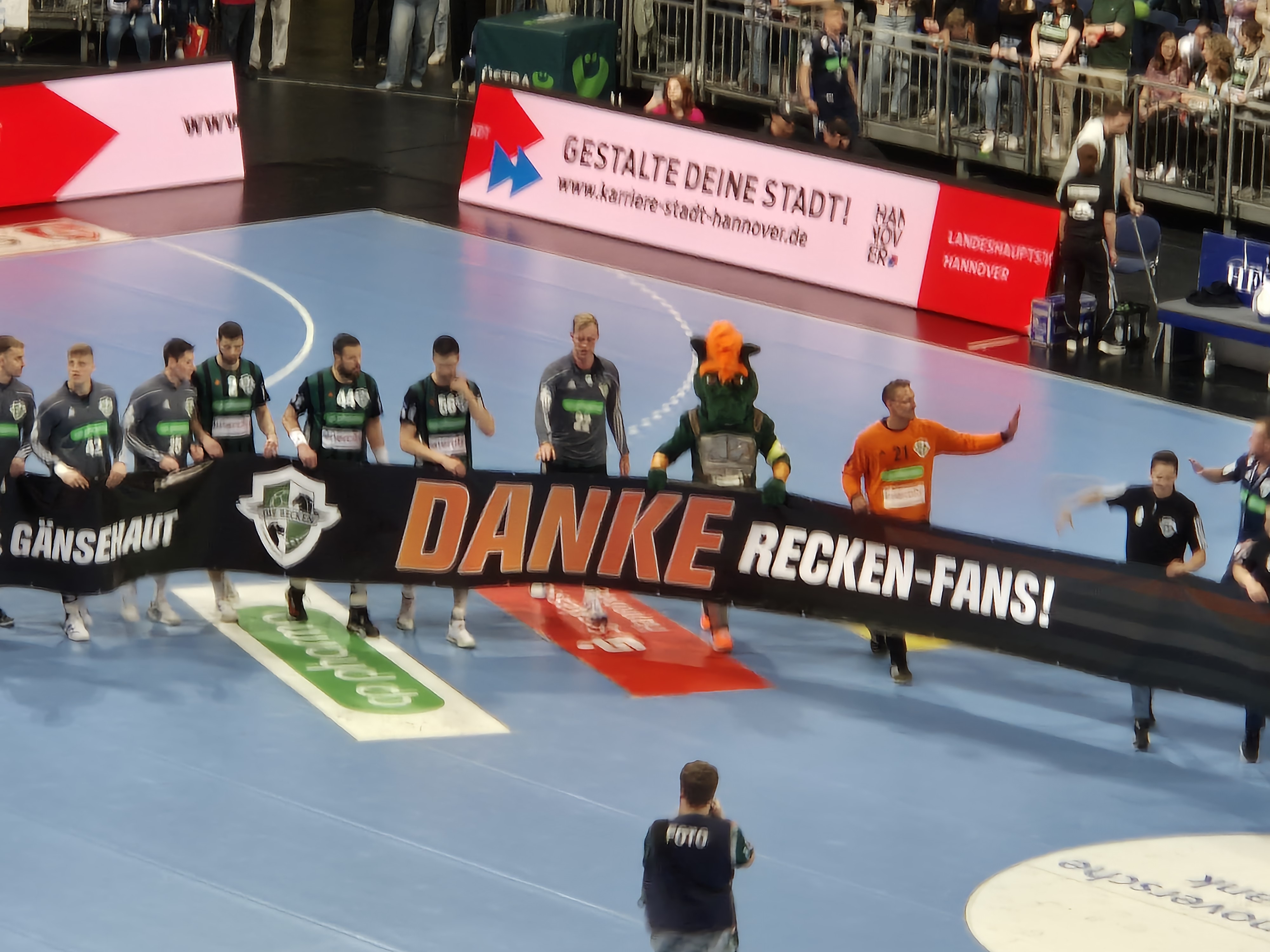 Erfolgreiches Heimspiel der Recken in ausverkaufter ZAG-Arena. TransTecBau begleitet Prokuristen, sieht 27:23-Sieg gegen HHC Erlangen und feiert das 1.000 Tor der Saison.