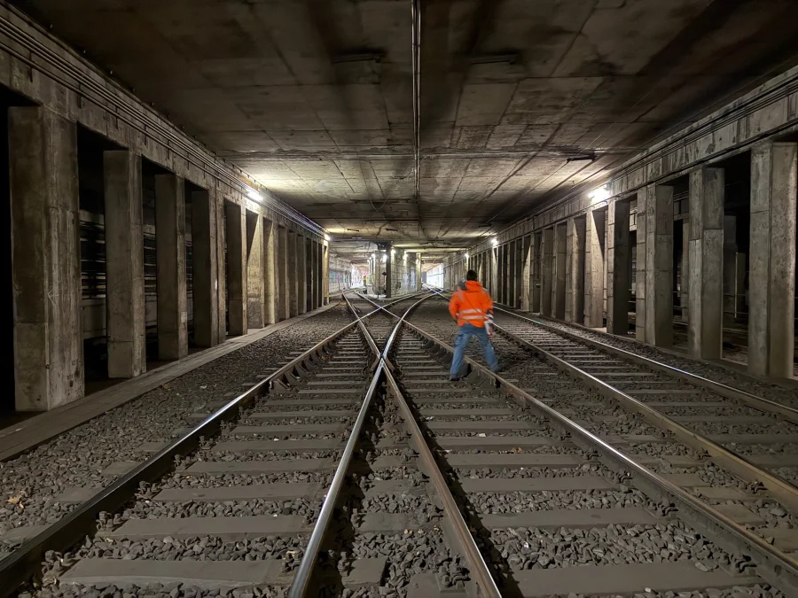 TransTecBau Vermesser im A-Tunnel Hannover bei der millimetergenauen Vermessung während einer ÜSTRA-Fahrpause